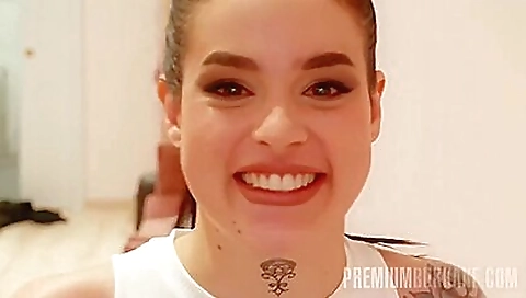 Mature woman bargainiann authentices her pussy