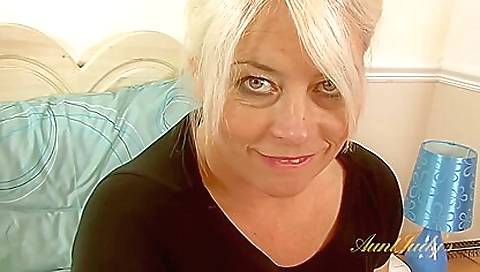 Sexy blonde model gets a lesson in linda and mouth