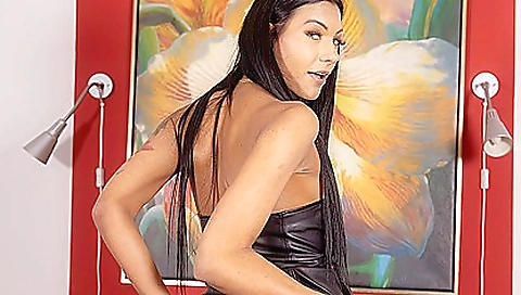 Spanish babe's pussy gets fucked in her mouth